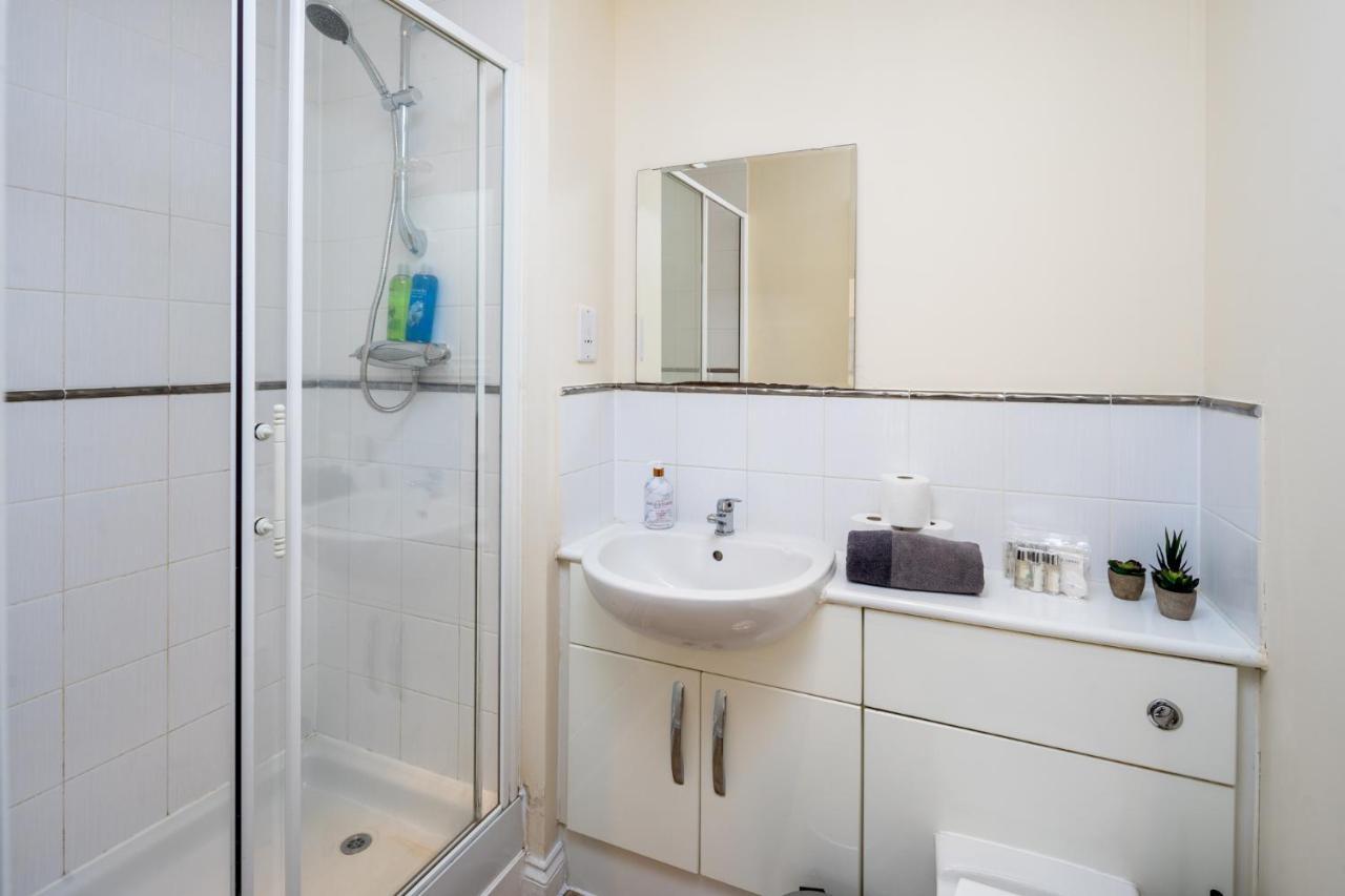 Central Watford Stylish 2 Bedroom Serviced Apartment With Free Parking Exterior photo